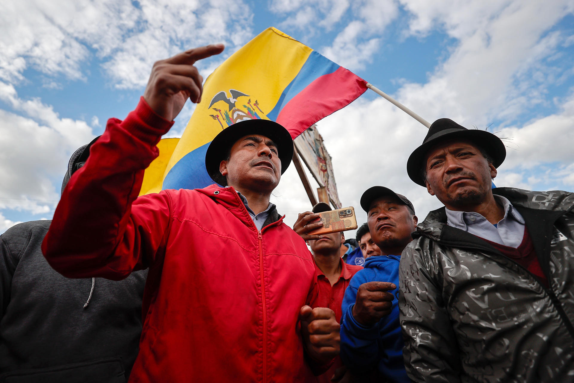 AME5931. PUJILÍ (ECUADOR), 07/10/2025.- El expresidente de la Confederación de Nacionalidades Indígenas de Ecuador (Conaie), Leónidas Iza (i), habla durante una manifestación este martes, en Pujilí (Ecuador). Iza acusó al presidente del país, Daniel Noboa, de intentar dividir el movimiento indígena y lanzó un llamado a la unidad a los demás dirigentes para sostener las acciones del paro nacional convocado en rechazo al alza del precio del diésel. EFE/ José Jácome
