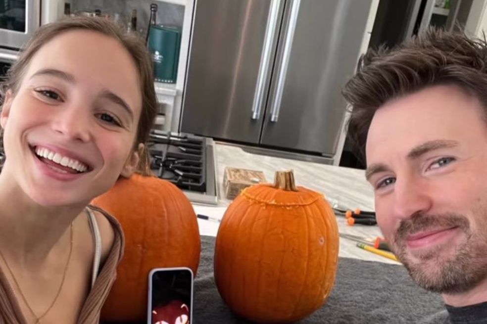 Rumores indican que Chris Evans, de 41 años, le habría pedido la mano a su novia, la actriz Alba Baptista, de 25.