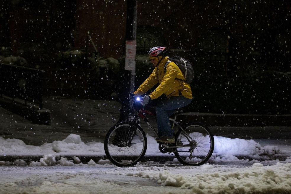 Una nevada de 50,8 cm sería la octava mayor de la historia en Nueva York, según datos recabados desde 1869 en Central Park. El récord data de enero de 2016, cuando nevó casi 70 cm.