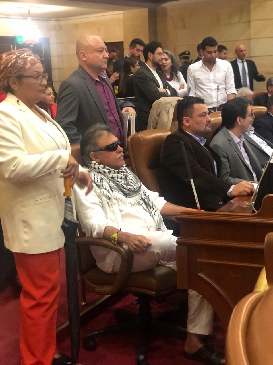 "Calma y sabiduría"Una de esas la dio John Jairo Hoyos, del partido de la U. El legislador le recordó a la plenaria que es él uno de los 12 hijos de los diputados del Valle, secuestrados en 2002 y asesinados en 2007 en manos de la extinta guerrilla de las FARC. “Mi padre recibió 12 disparos de fusil”, mencionó, mientras trajo a colación, también, la época en que en La Habana vieron cara a cara a los perpetradores de aquella tragedia colectiva. “Ellos escucharon a las víctimas con profundo respeto. Aprendimos ese día que el país necesita un enorme proceso de reconciliación porque las heridas de la guerra son dramáticas y profundas y se han llevado a los seres que amamos”, dijo.