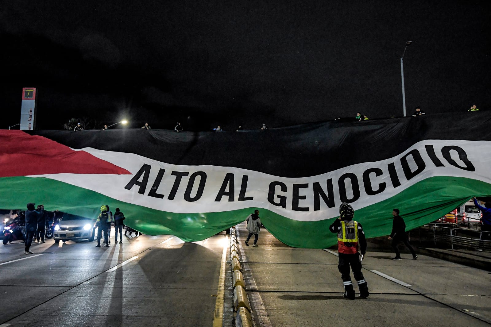 Sobre la carrera 30, en Bogotá, se desplegó una bandera palestina enorme que decía alto al genocidio, cuando se contabilizan 35.000 víctimas mortales en la Franja de Gaza.