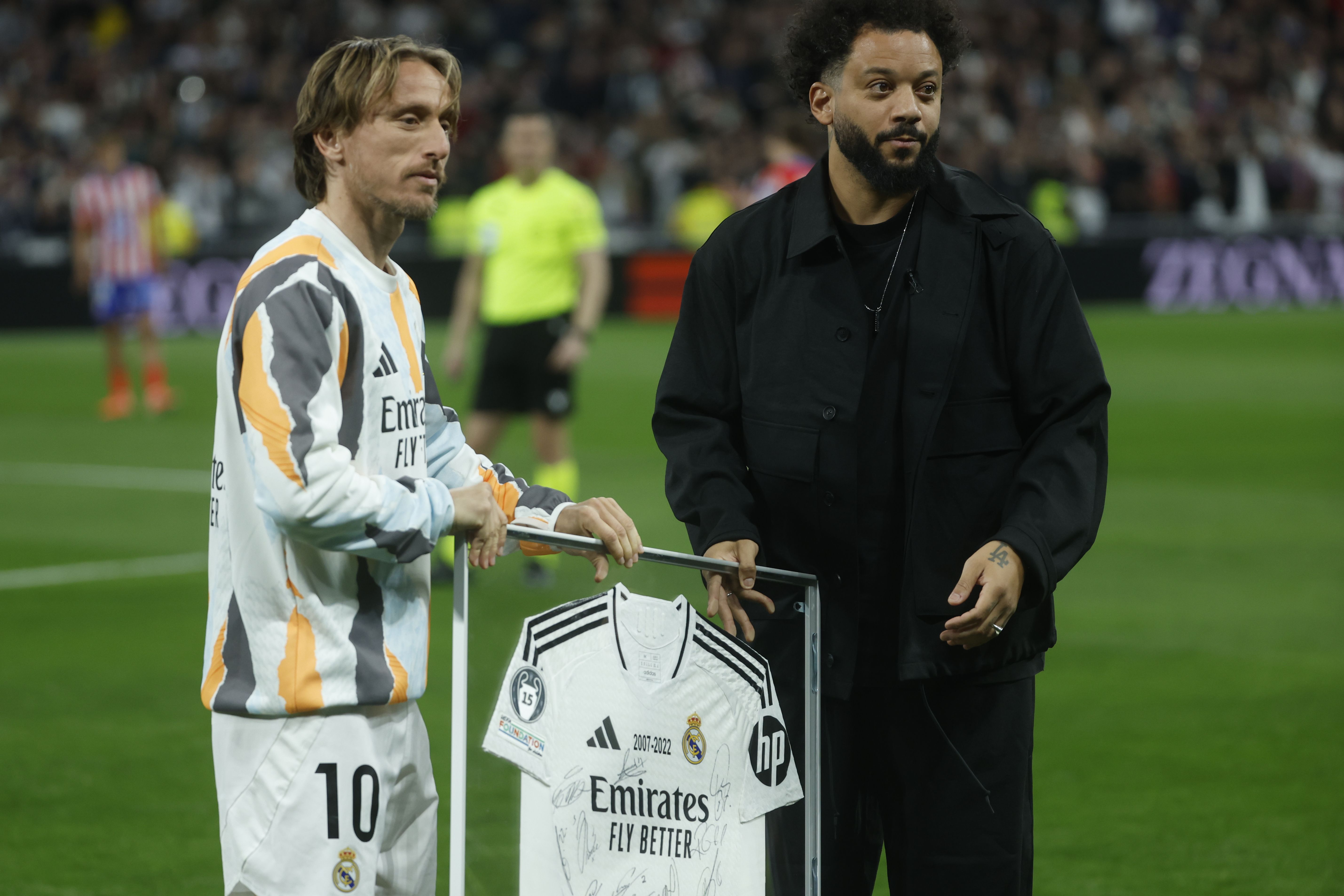 Marcelo fue homenajeado por Real Madrid en la previa del derbi madrileño