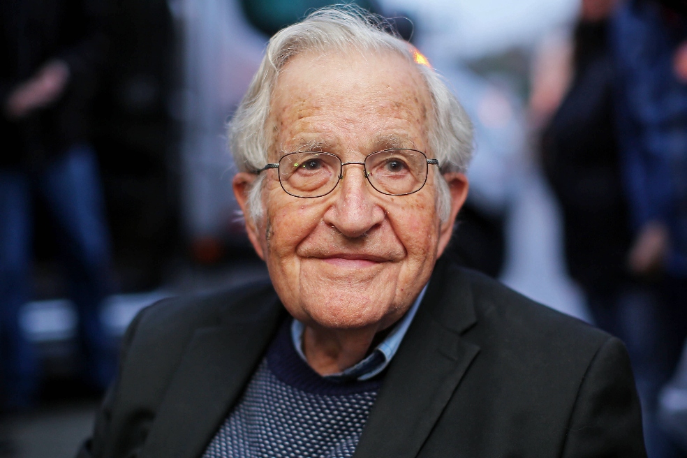 “Esta es una sociedad muy rica, pero dominada por la privatización”: Noam Chomsky