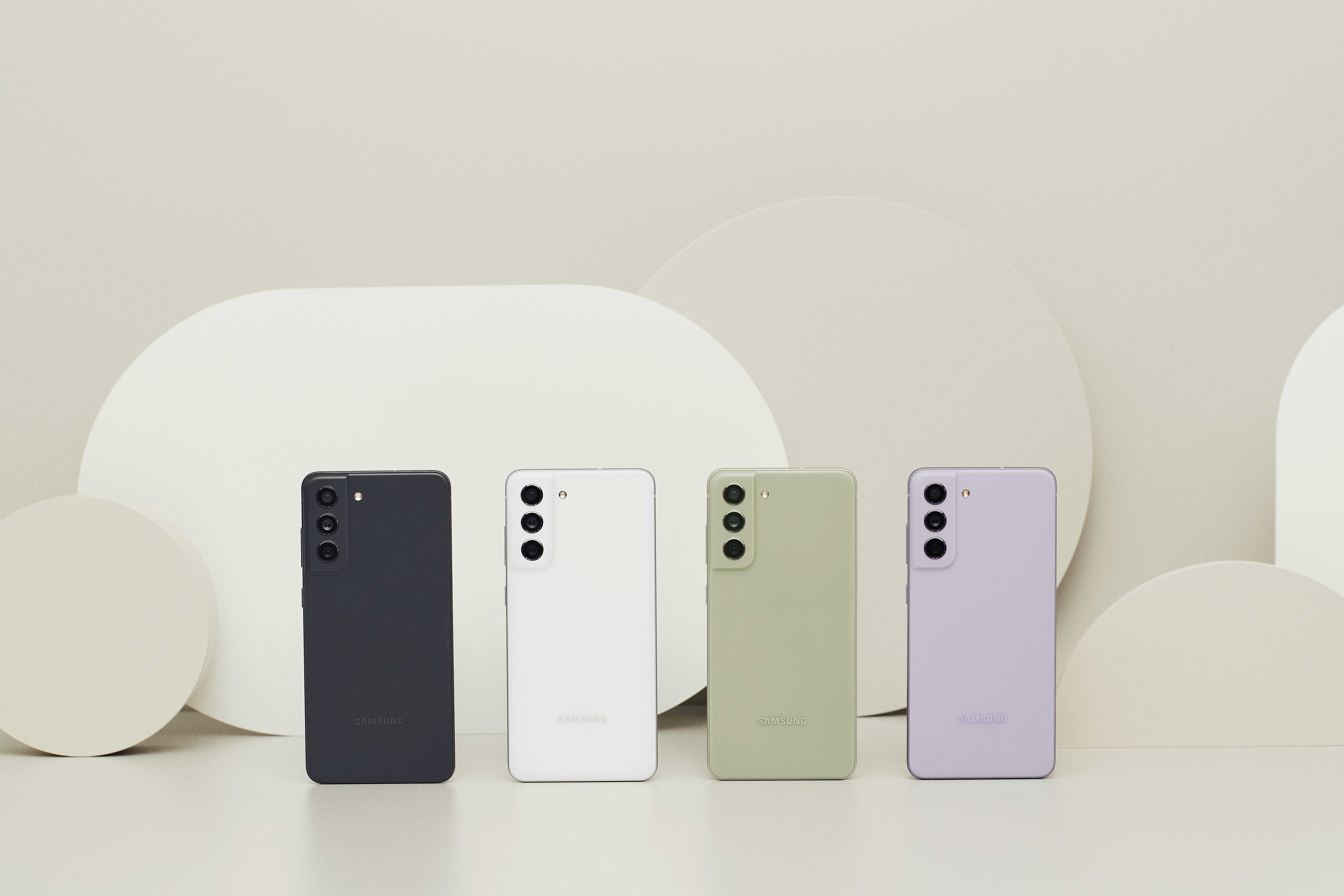 El nuevo Galaxy S21 FE 5G viene en cuatro nuevas opciones de color: Verde oliva, Lavanda, Blanco y Grafito.