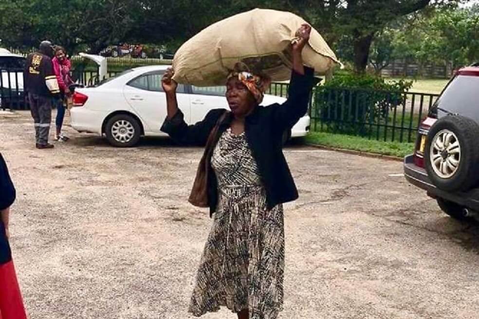 La obra de caridad de una anciana que fue recompensada por un millonario en Zimbabwe
