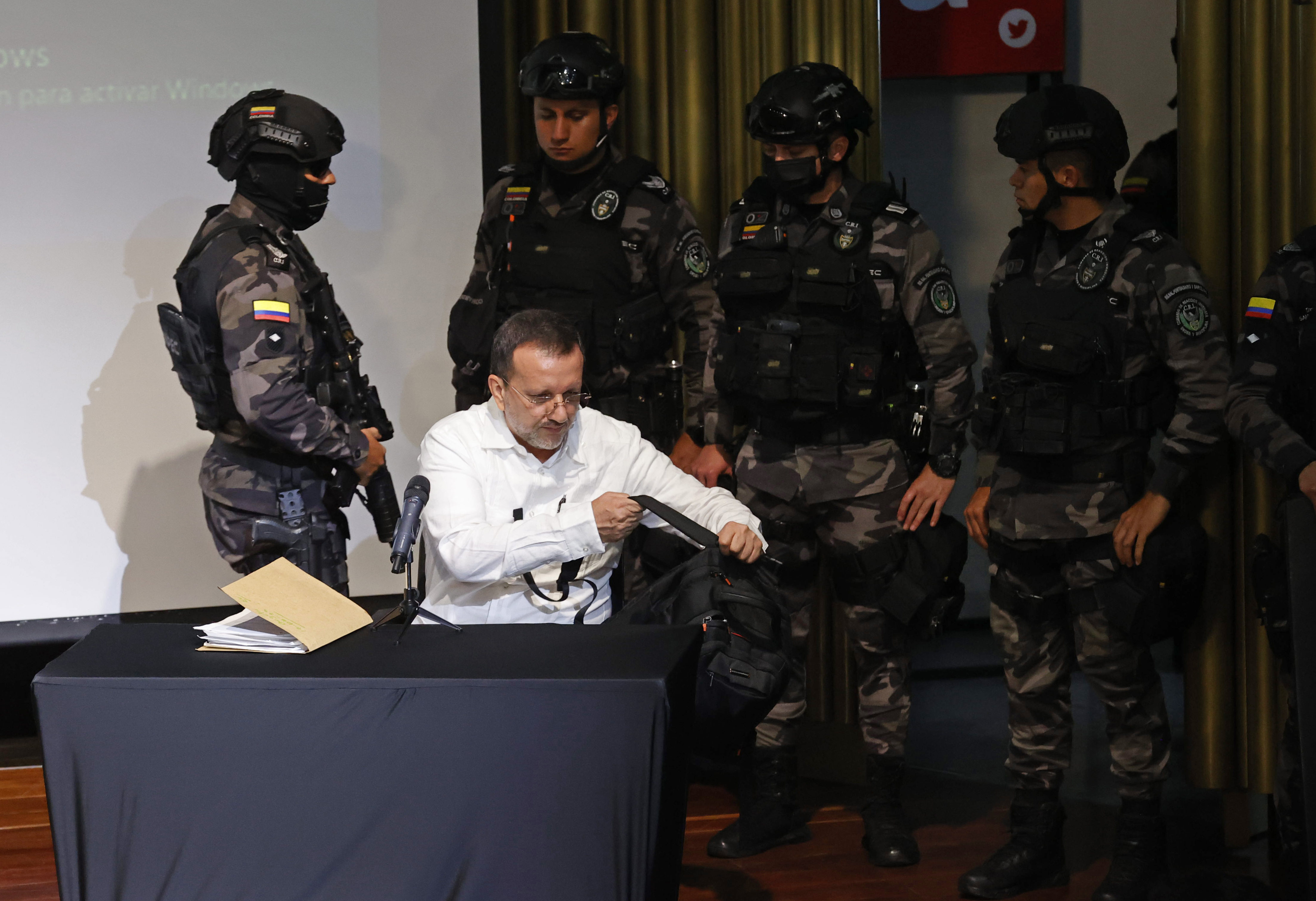 -FOTODELDÍA- AME2023. BOGOTÁ (COLOMBIA), 17/08/2023.- El exjefe paramilitar Carlos Mario Jiménez, alias 'Macaco', participa hoy en el Encuentro por la verdad para la no repetición, en Bogotá (Colombia). El canciller colombiano Álvaro Leyva Durán, con experiencia en negociaciones de paz, preside este jueves el Encuentro por la verdad para la no repetición, un espacio para propiciar la reconciliación a través de aportes a la verdad con una declaración extrajudicial del exjefe paramilitar Carlos Mario Jiménez. Al evento asisten representantes de la comunidad internacional así como organizaciones de la sociedad civil. EFE/ Mauricio Dueñas Castañeda