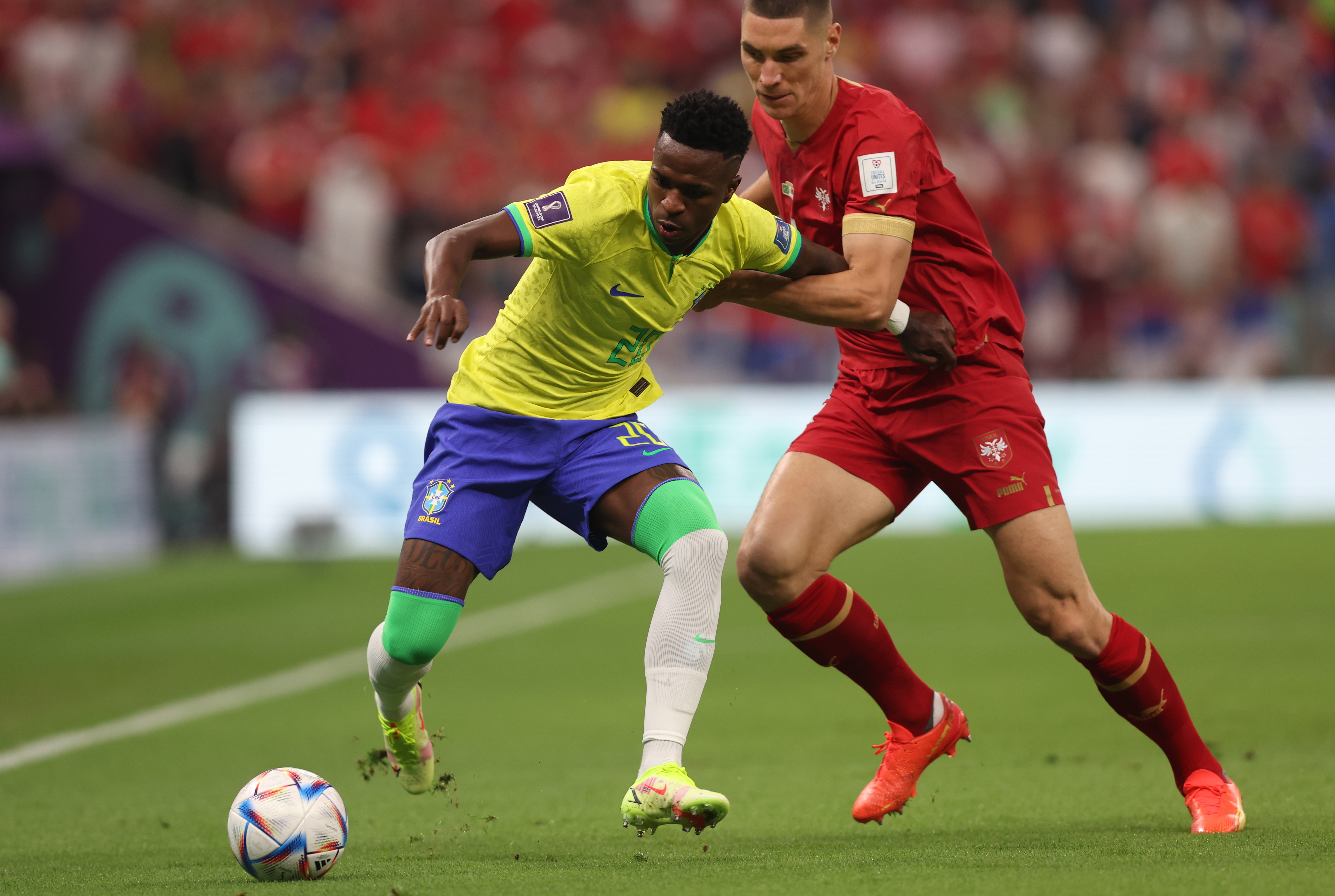 Lusail (Qatar), 24/11/2022.- Vinicius Junior (L) of Brazil in action against Nikola Milenkovic of Serbia during the FIFA World Cup 2022 group G soccer match between Brazil and Serbia at Lusail Stadium in Lusail, Qatar, 24 November 2022. (Mundial de Fútbol, Brasil, Estados Unidos, Catar) EFE/EPA/Tolga Bozoglu