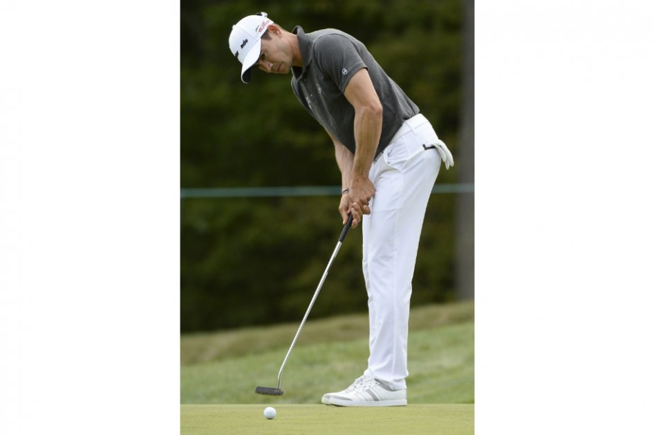 Camilo Villegas realizando un putt en el green del quinto hoyo durante la primera ronda del Deutsche Bank / EFE