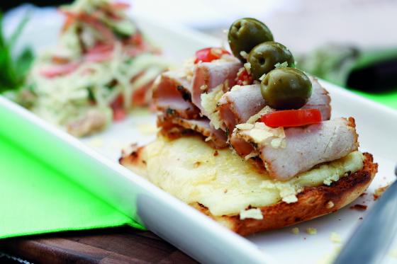 Prepare un delicioso sándwich abierto con tajadas de cerdo