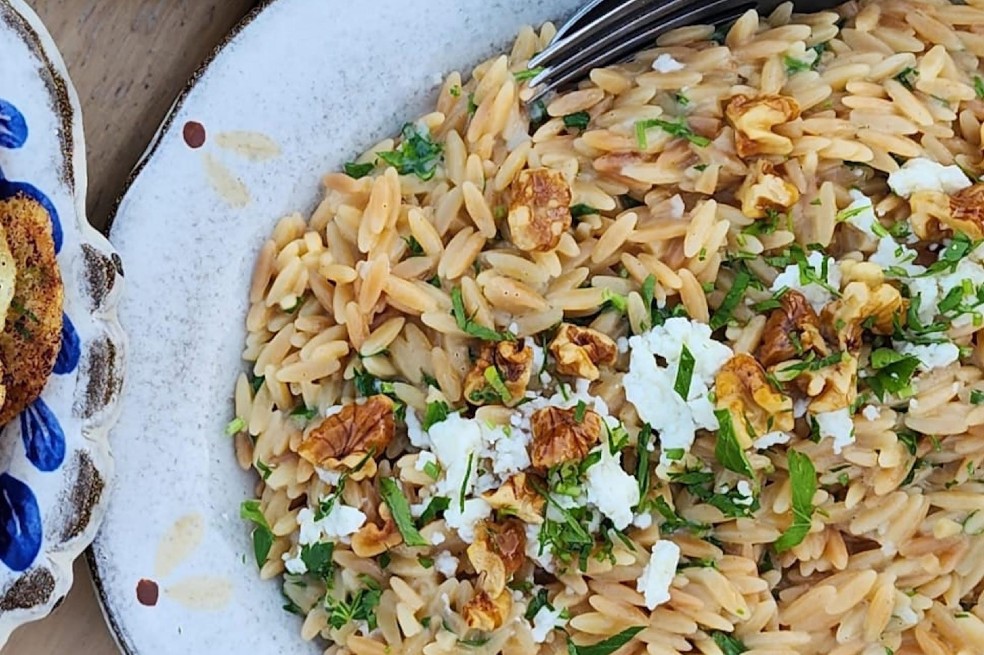 Receta para preparar orzo con cebolla dorada y queso de cabra