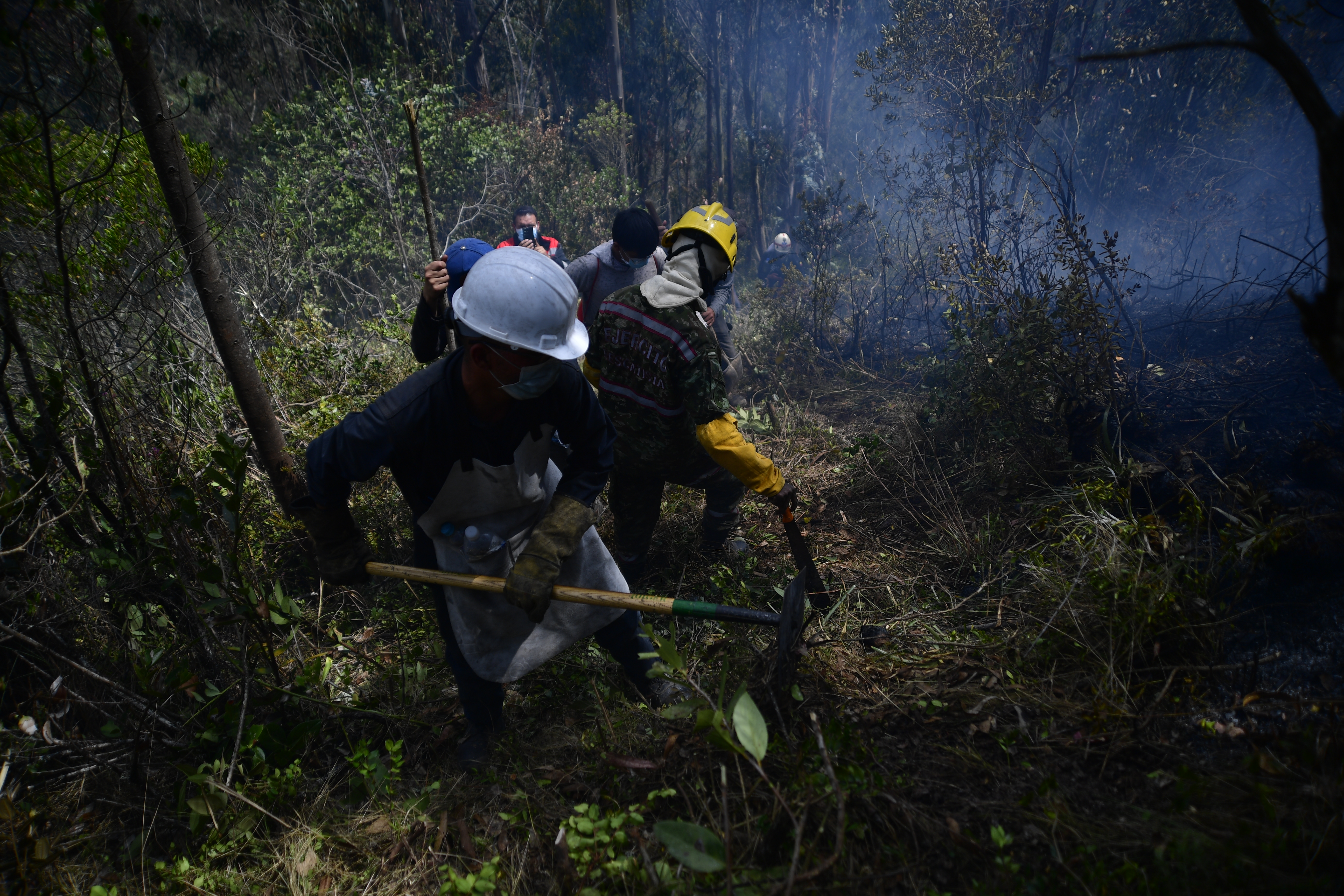 Bomberos de Bogotá controlan dos incendios en el sur de la capital