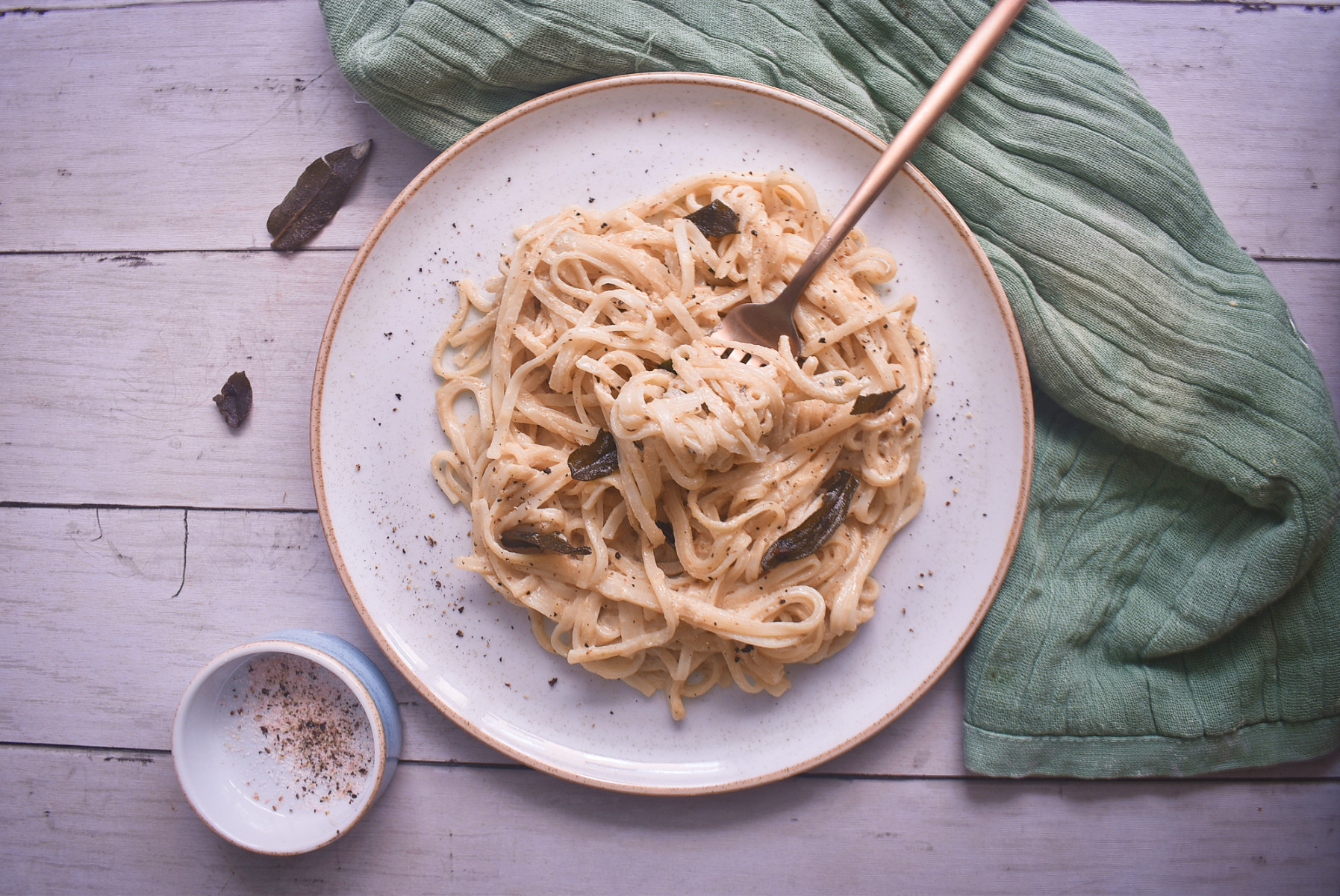 Lunes para saborear una rica pasta de salvia cremosa