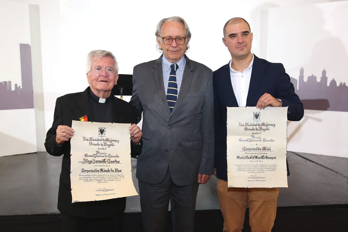 Misi y el padre Diego Jaramillo recibieron el premio Gonzalo Jiménez de Quesada