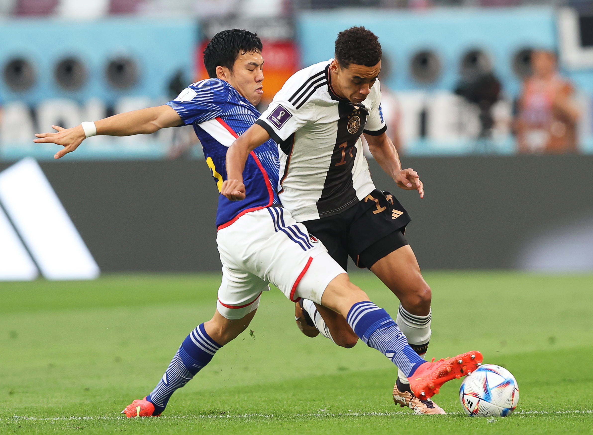 Doha (Qatar), 23/11/2022.- Jamal Musiala (R) of Germany in action against Wataru Endo (L) of Japan during the FIFA World Cup 2022 group E soccer match between Germany and Japan at Khalifa International Stadium in Doha, Qatar, 23 November 2022. (Mundial de Fútbol, Alemania, Japón, Catar) EFE/EPA/Tolga Bozoglu