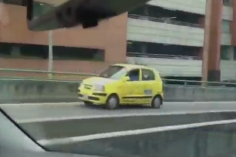 Taxista que dio reversa en puente ofreció disculpas