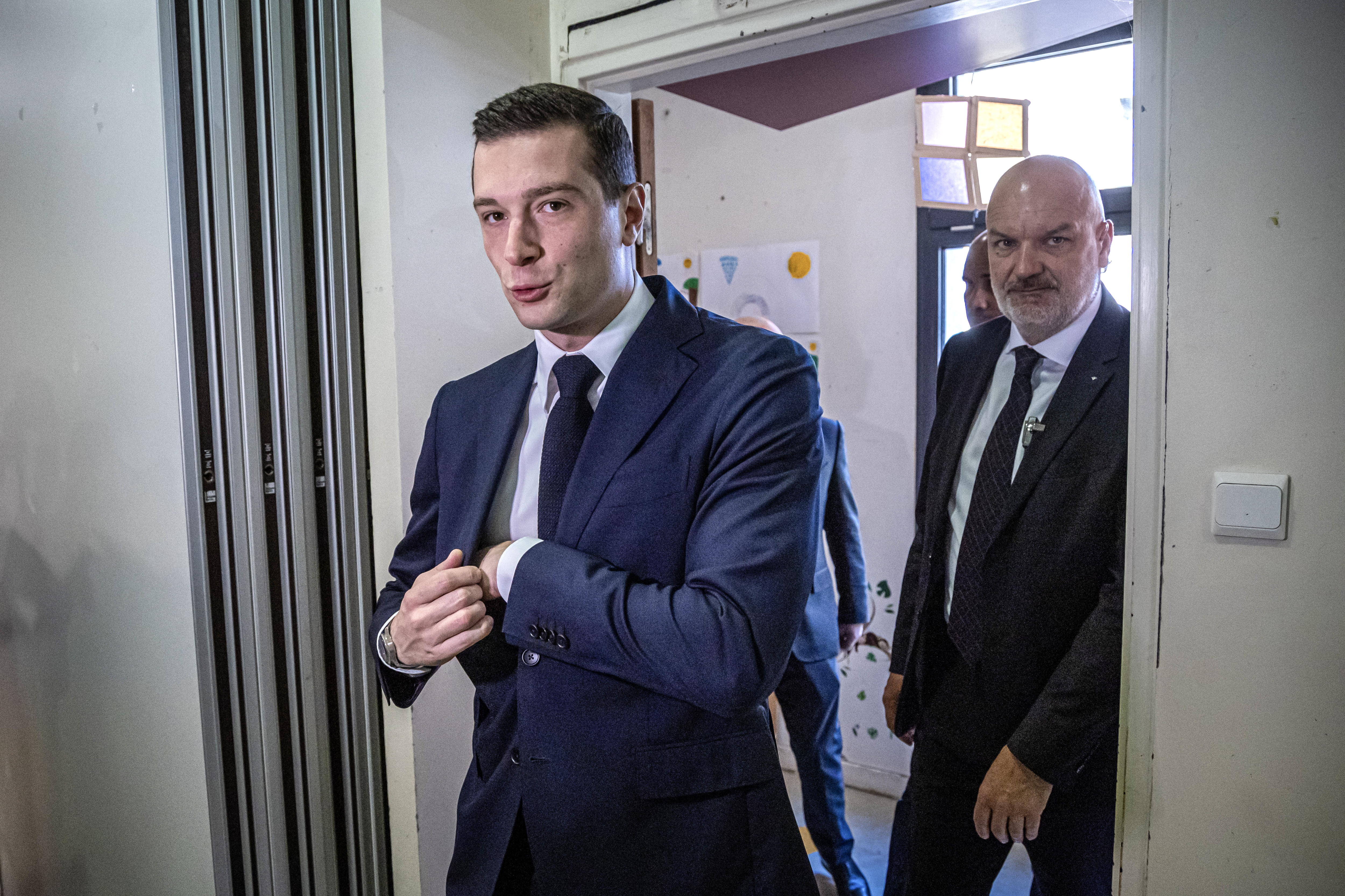 Garches (France), 30/06/2024.- French far-right party National Rally (RN) President Jordan Bardella (L) arrives to cast his vote at an electronic polling station in the first round of the parliamentary elections, in Garches, near Paris, France, 30 June 2024. France on 30 June holds the first round of snap parliamentary elections called by President Emmanuel Macron, after dissolving the National Assembly on 09 June 2024. (Elecciones, Francia, Jordania) EFE/EPA/CHRISTOPHE PETIT TESSON