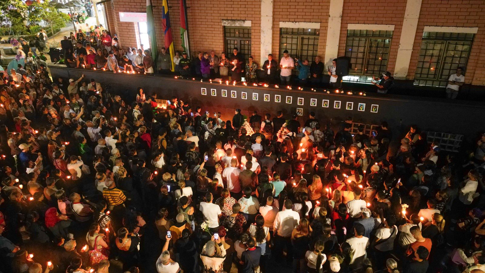 Así se realiza la despedida de los jóvenes que murieron en accidente del bus en Segovia