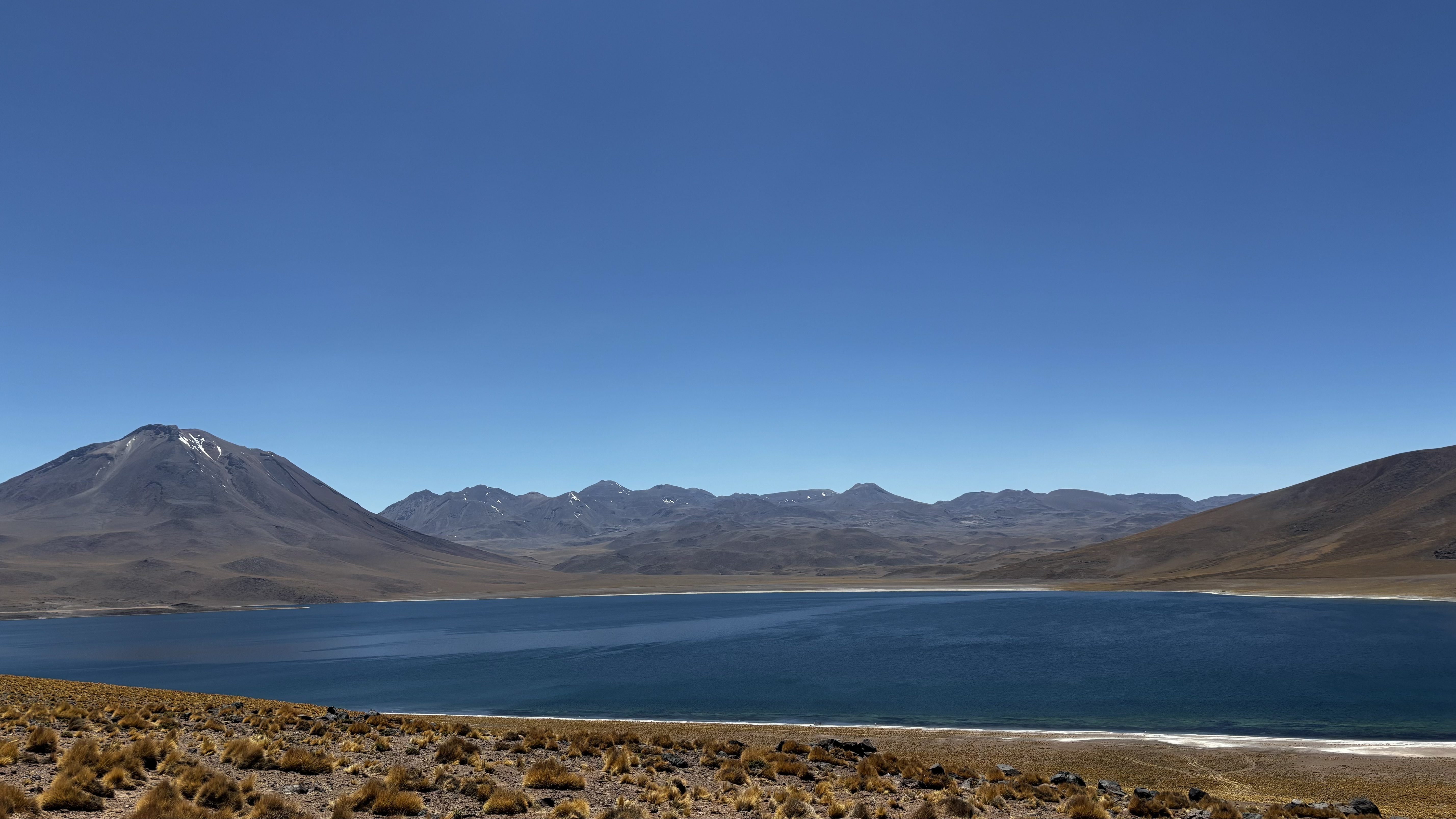La Laguna Miscanti, con una superficie de 15 km2 y a más de cuatro mil metros de altura, hace parte de la Reserva Nacional Los Flamencos y es famosa por su intenso color azul, y por dar una vista privilegiada de los volcanes Miscanti y Miñiques que la rodean. Es común ver las famosas vicuñas.