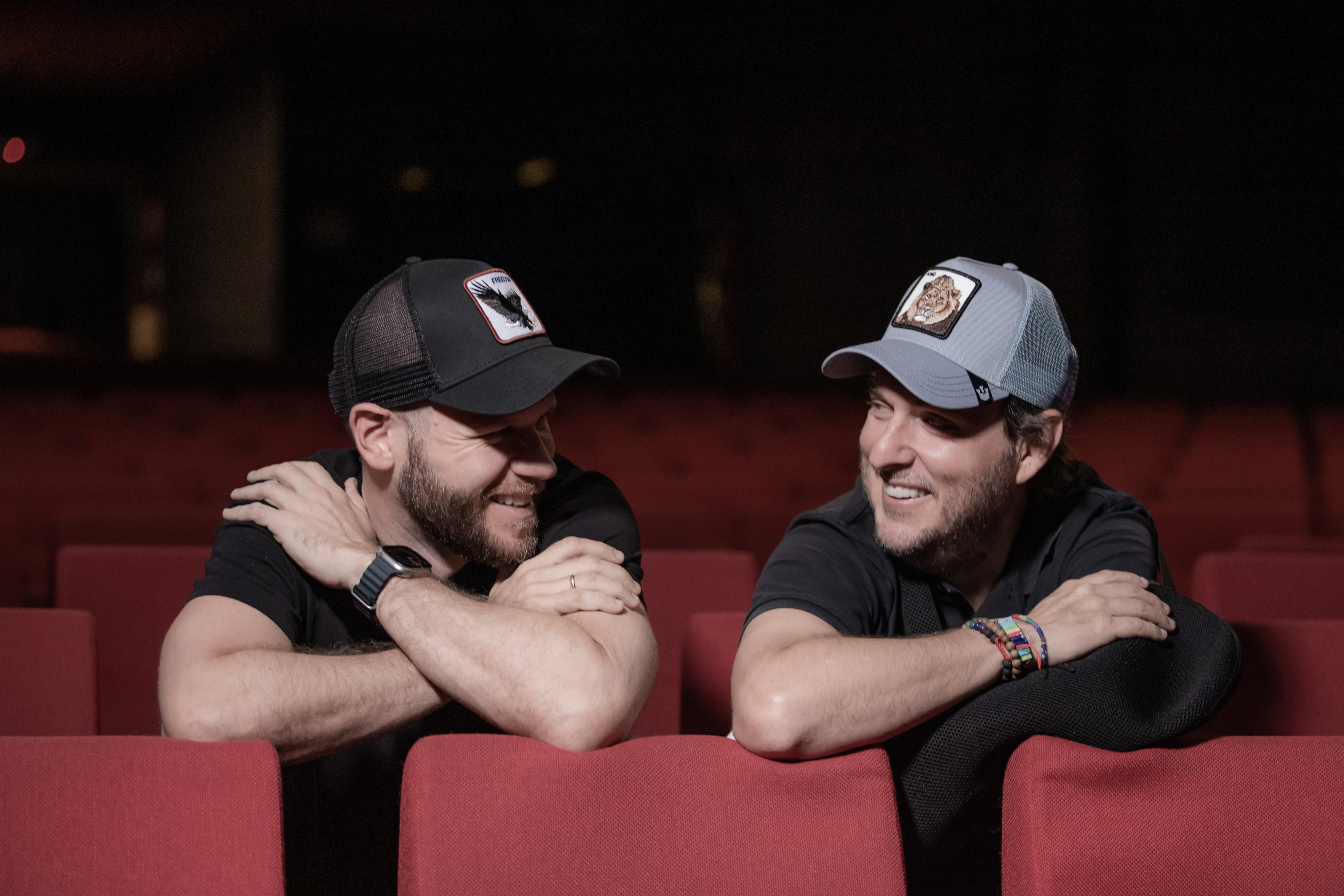 Santiago Molano y Andrés Parra se unen para recrear en vivo Monólogos de dos ciegos que creían ver.