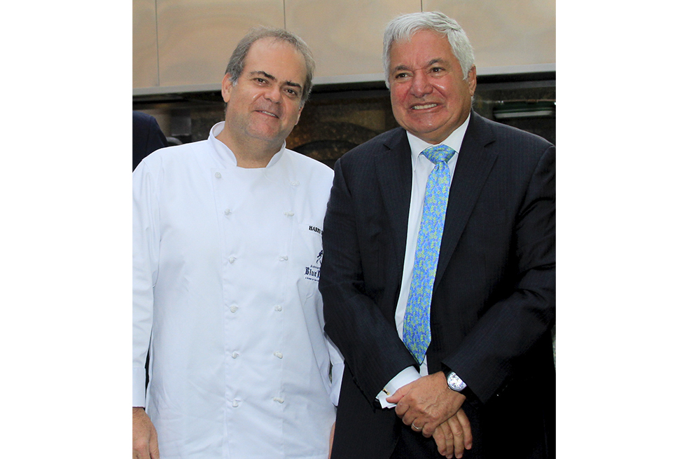 Encuentro de grandes empresarios y amigos en Harry Sasson