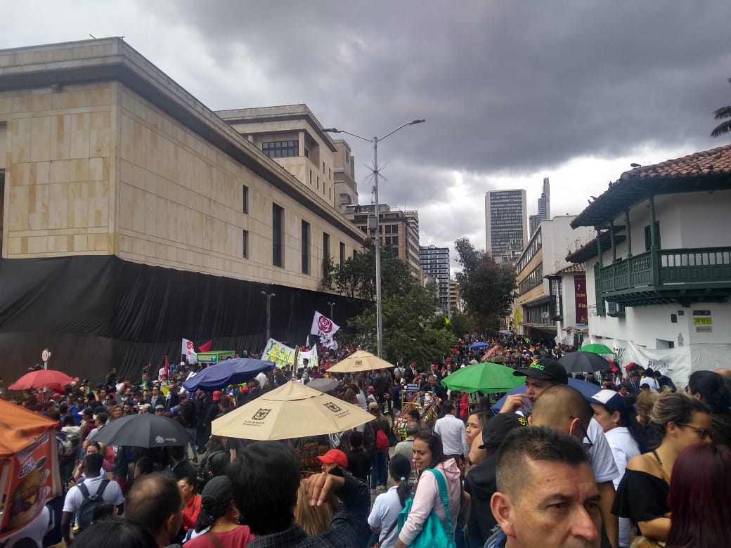 Con el paro se buscaponer en la mesa, una vez más, losreparos al Plan Nacional de Desarrollo, alegando entre otras que la hoja de ruta pretendeprivatizar la educación pública. Adicionalmente,desean hablar abiertamente de lasconquistas y pactos ganadosen los anteriores pliegos de peticiones.