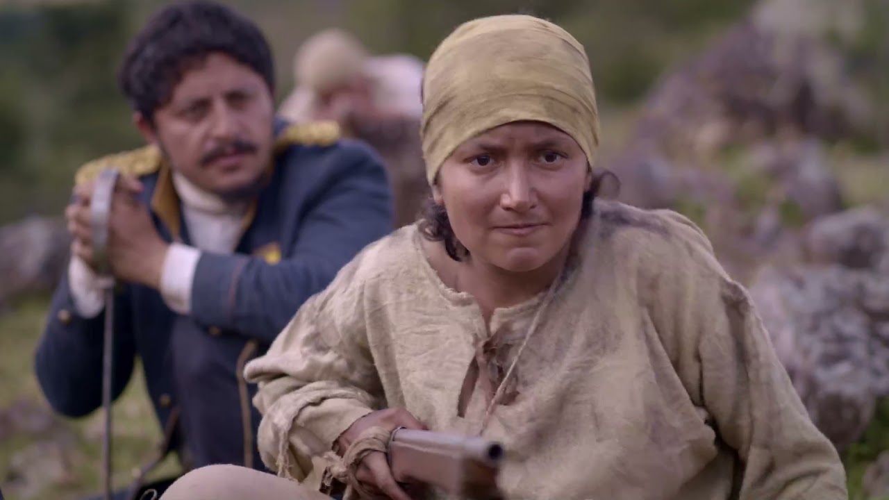 Simona Amaya, una joven boyacense que ronda los 20 años, rebelde, audaz, decide vestir de hombre para que la acepten en las filas patriotas y así poder luchar por la causa libertaria.
