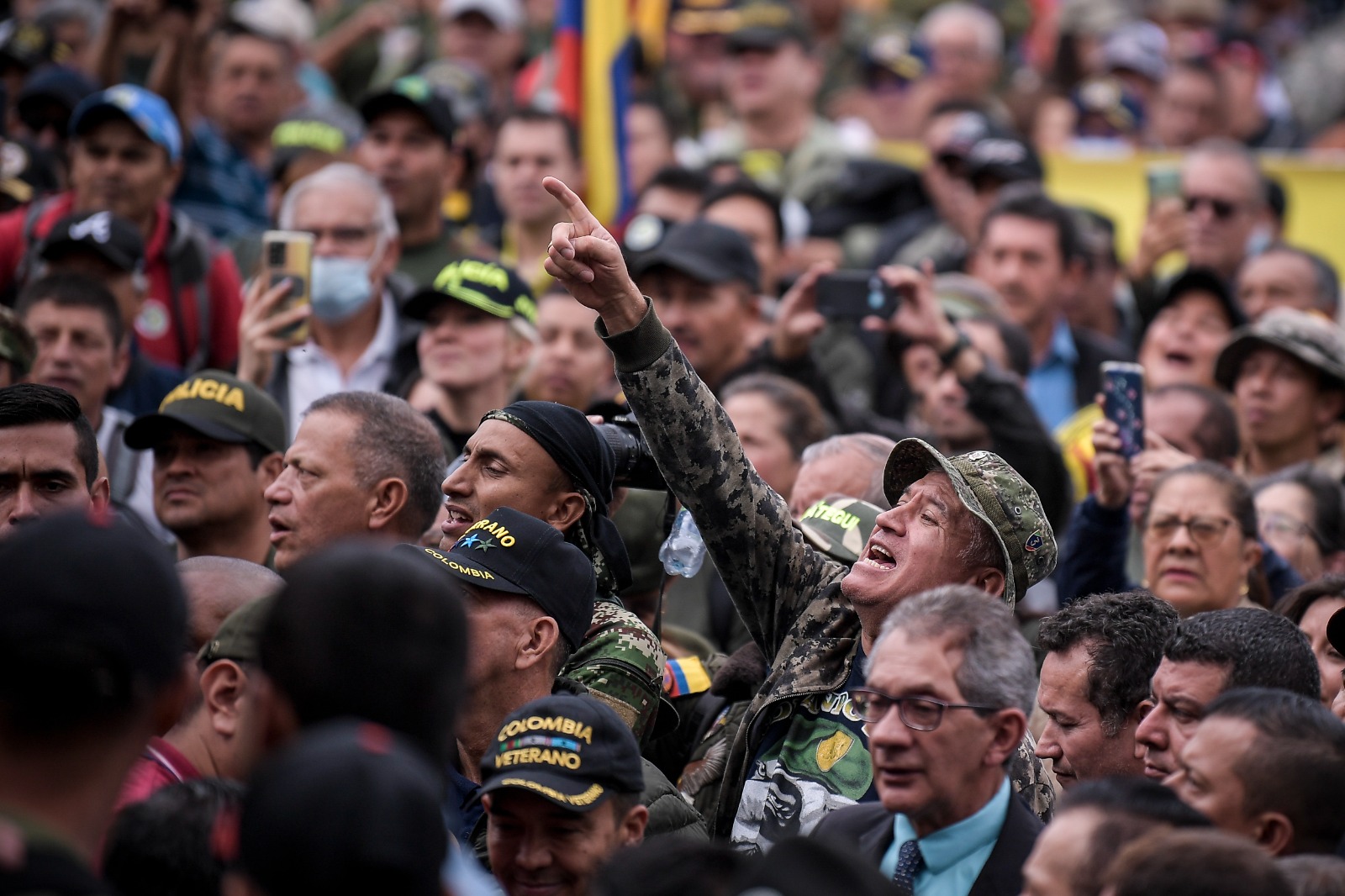 Uno de los convocantes fue el general retirado Eduardo Zapateiro, quien afirmó que el presidente Petro "no está respetando la separación de poderes y los derechos económicos".