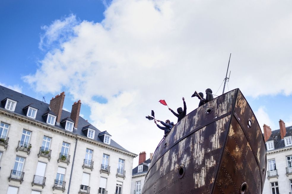 "Macron, no quiero tu pase" o "Macron, no queremos ni verte" fueron algunos de los lemas escuchados en el centro de París, en una protesta que contó con "chalecos amarillos" entre los participantes.