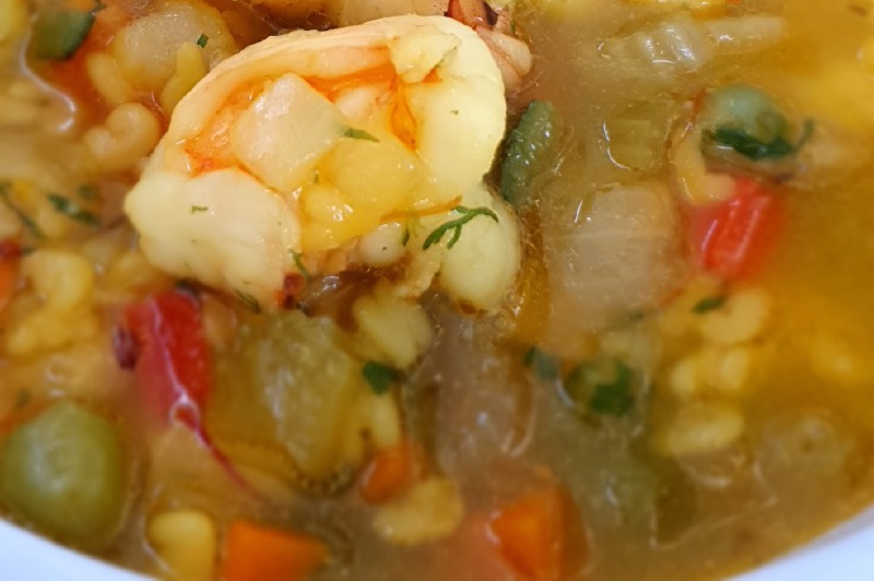 Receta para preparar sopa de langostinos con letras y verduras de la nevera