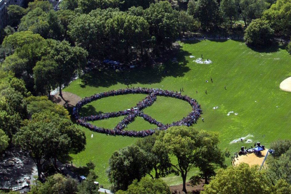 Una multitud hace el signo de la paz en homenaje a John Lennon