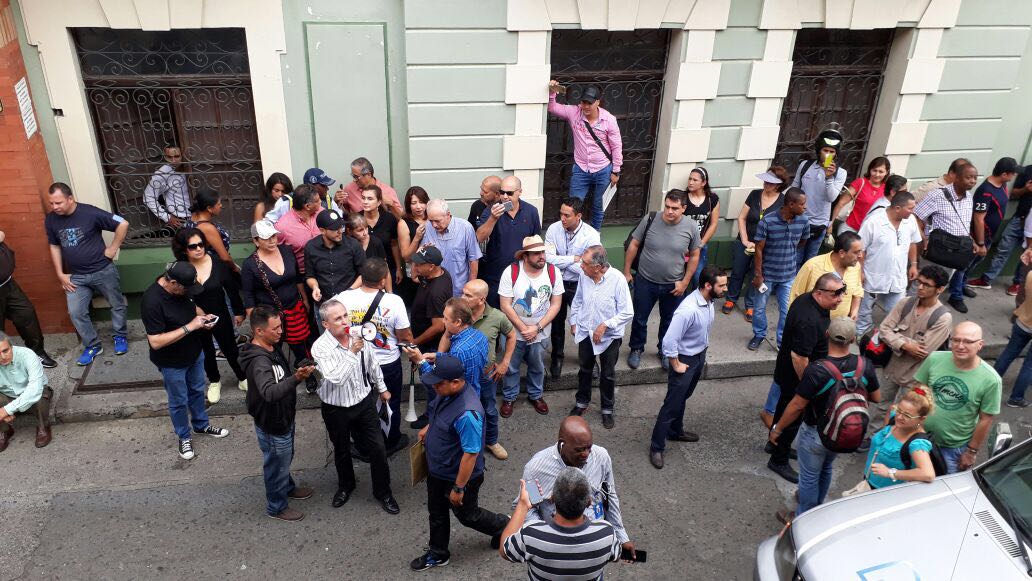 Arengas y gritos contra Rodrigo Londoño durante evento político en Cali