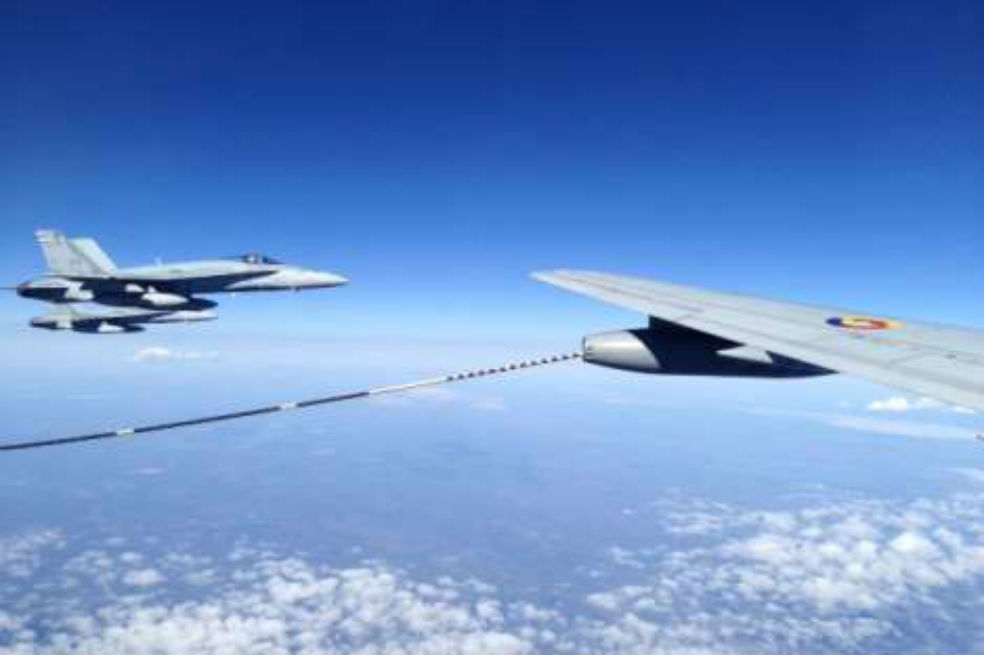 La Fuerza Aérea Colombiana suministra combustible a aviones de la OTAN