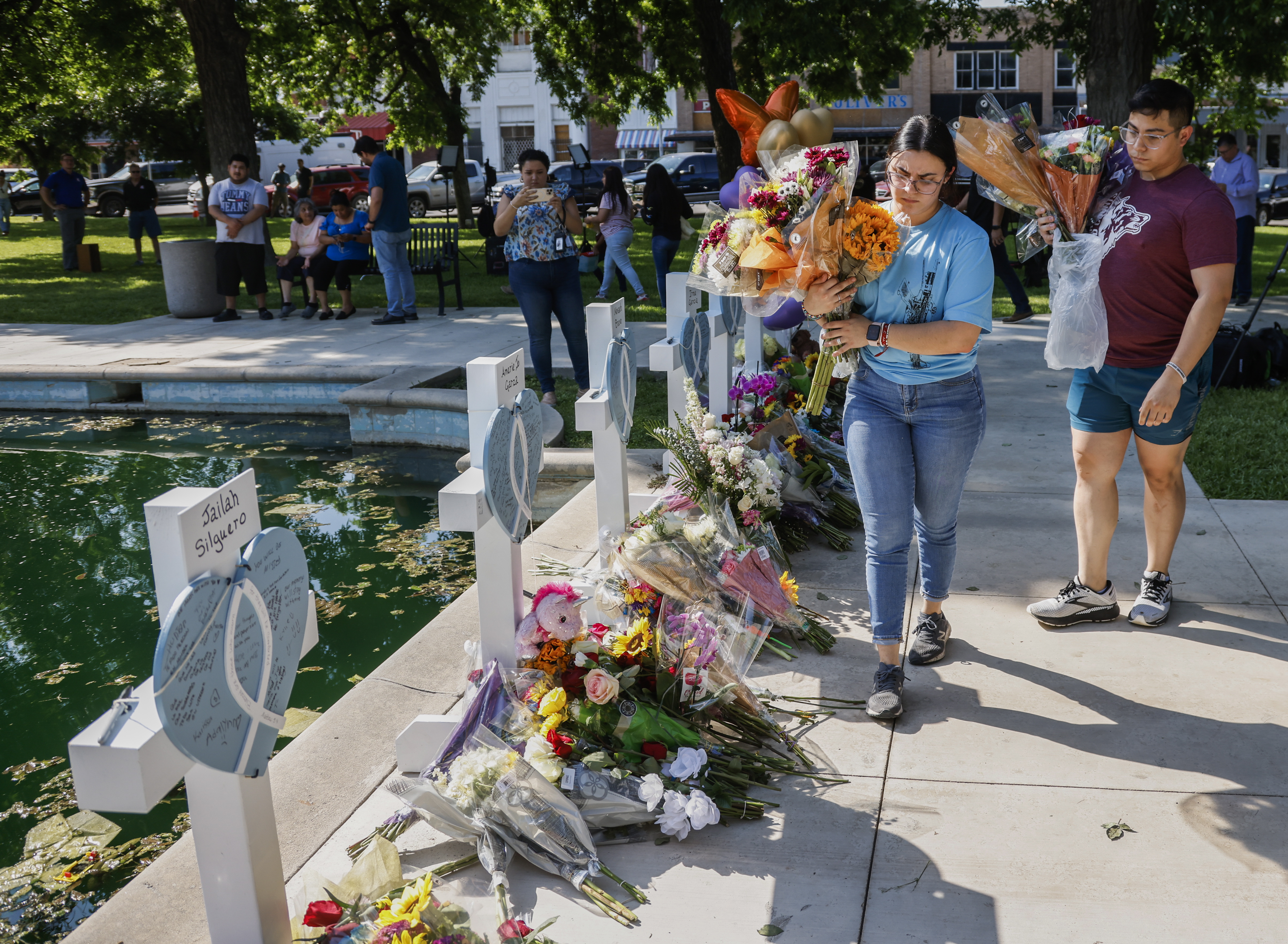 Las personas dejaron flores en homenaje a las 21 víctimas, 19 niños y dos profesoras, que dejó el segundo tiroteo escolar más mortífero en la historia de Estados Unidos, después del de Sandy Hook, de 2012.