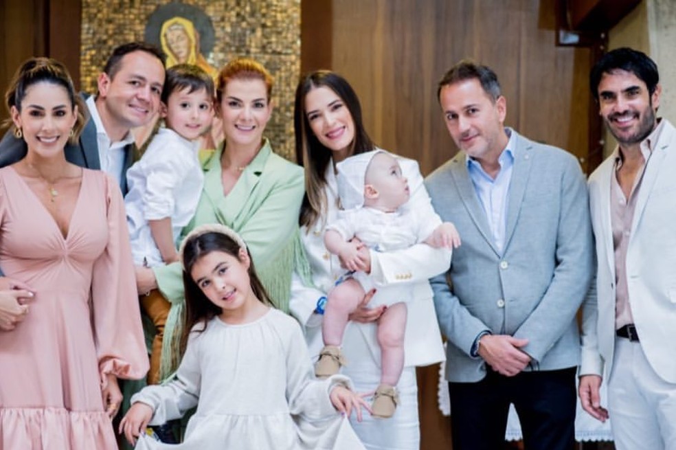 Paola Calle, la mejor amiga de Carolina Cruz, y su esposo, fueron los otros padrinos de Salvador. La también presentadora que lleva varios años viviendo en Miami, vistió un traje blanco perfecto para la ocasión.