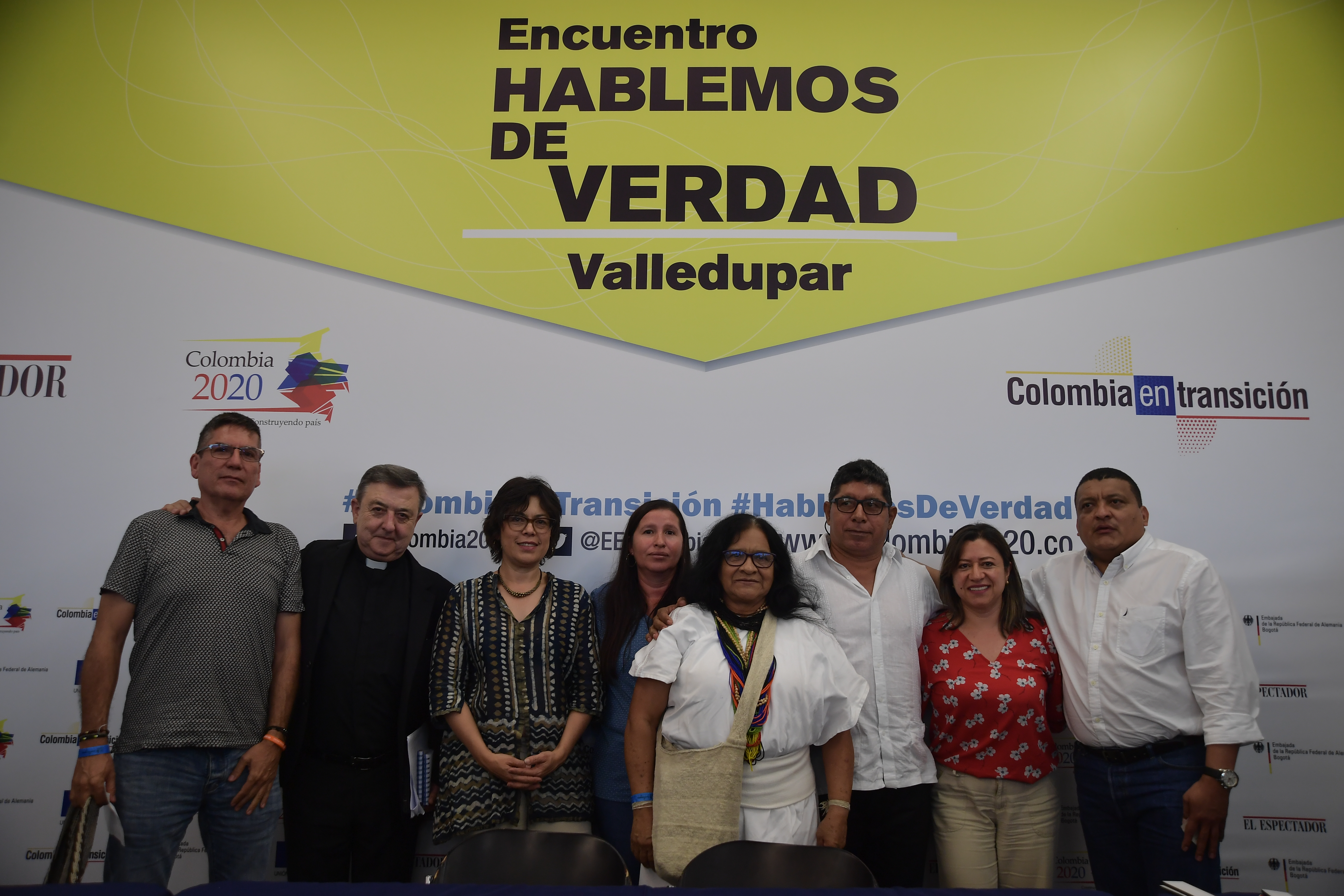 Juan Carlos; Padre Dario Echeverry González, secretario General de la Comisión de Conciliación Nacional; Marta Ruiz, comisionada de la verdad región caribe; Martha Forero, lideresa de Asoperijá; Leonor Zalabata Torres, líder indígena del pueblo arhuaco y defensora de DD.HH; Abelardo Caicedo Colorado, excomandante de las Farc; Gloria Castrillón, Directora editorial de Colombia 2020 y Óscar José Ospino, exjefe de las autodefensas unidas de colombia, durante el foro Hablemos de Verdad Valledupar (izq-der).