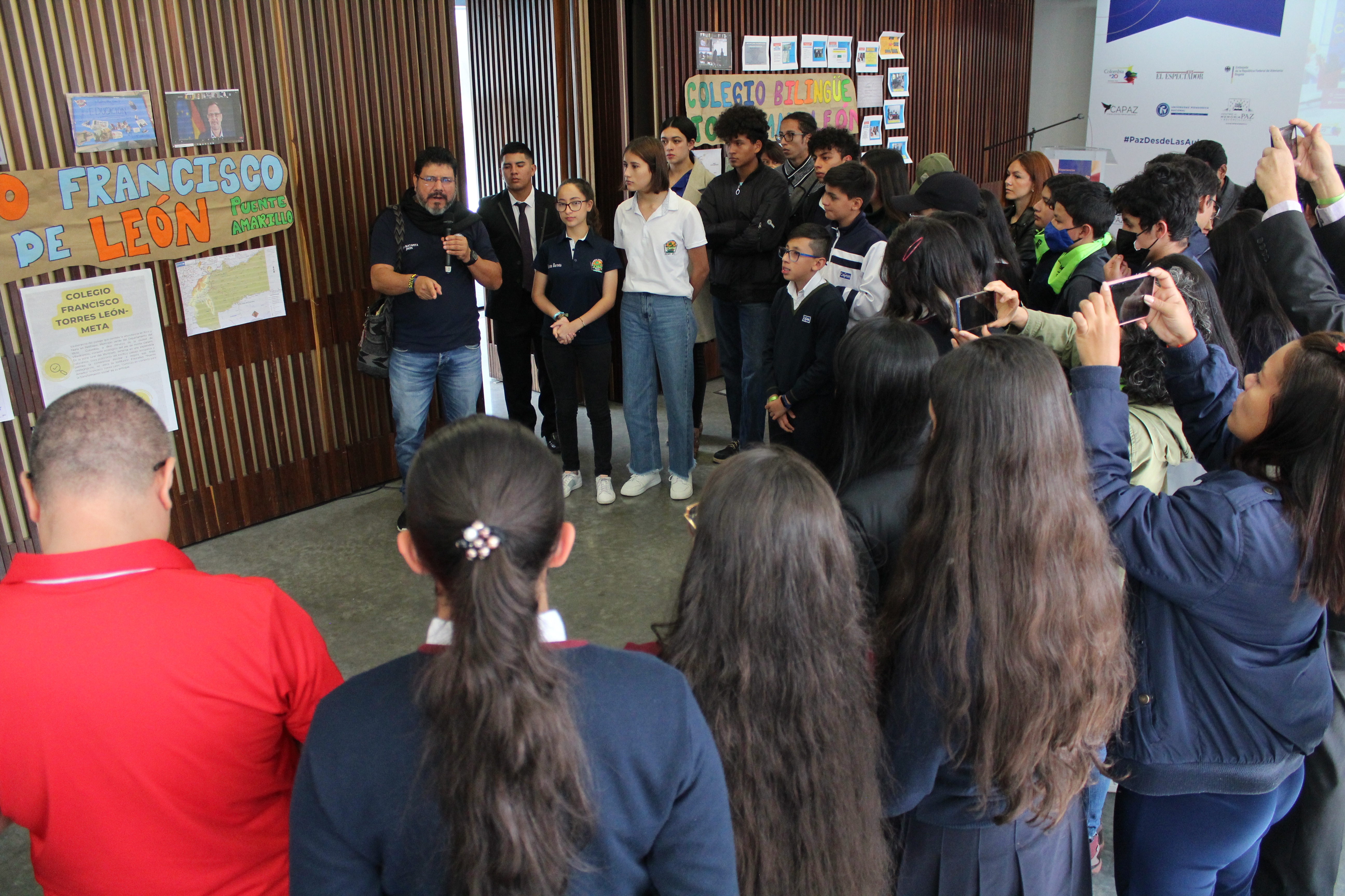 Los “diálogos improbables” que juntaron a excombatientes, víctimas y estudiantes