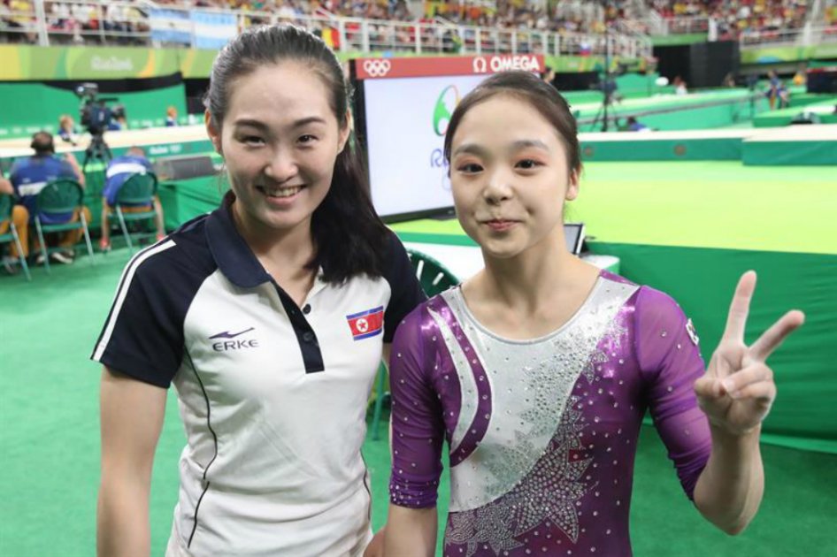 Las gimnastas Hong Un-jong (i), de Corea del Norte, y Lee Eun-ju (d), de Corea del Sur, juntas en Río 2016. / EFE
