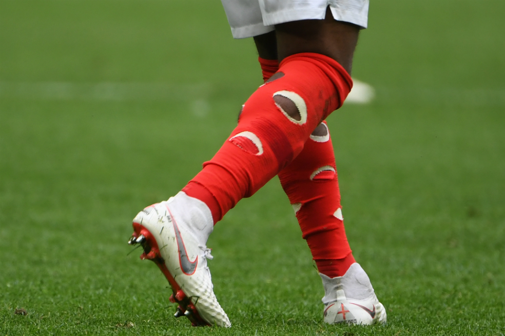 Danny Rose y la moda de jugar con las medias llenas de agujeros