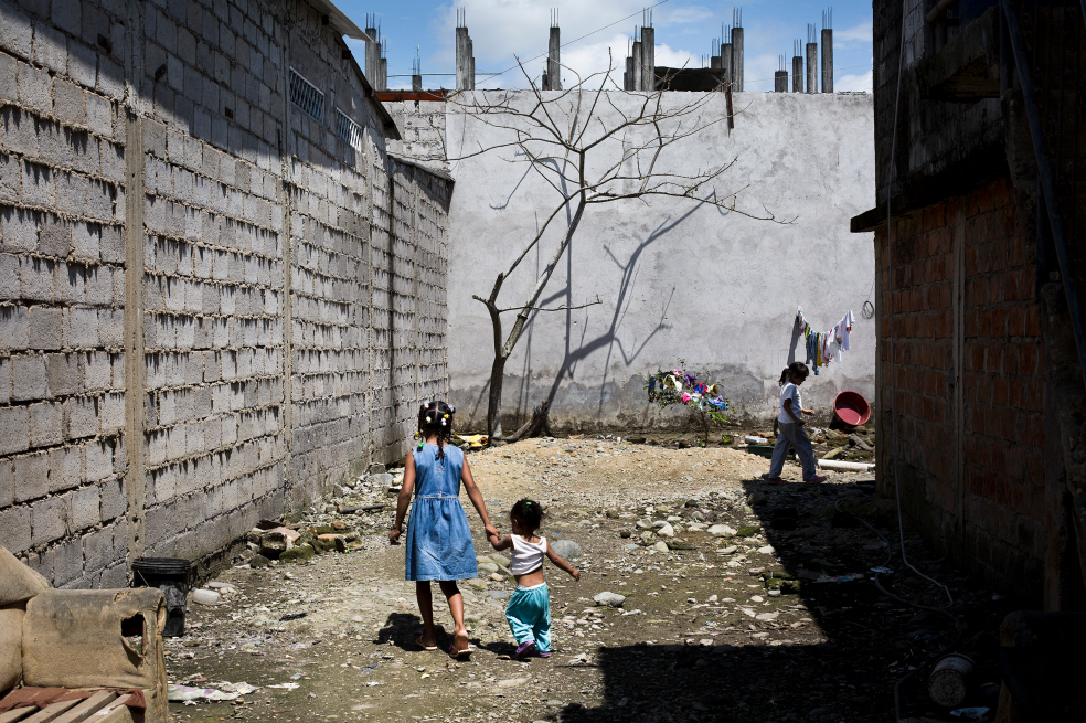 Funcionarios locales y dirigentes sociales de Tumaco consideran que la intervención policial y militar está lejos de solucionar los problemas de seguridad, entre otras razones por la presión del narcotráfico. La personera Castillo explica que este negocio ilegal “tiene sus causas estructurales en el desempleo, las pocas alternativas para acceder a la educación superior, la insatisfacción de las necesidades básicas y la falta de servicios públicos. Es un municipio que no genera las condiciones sociales adecuadas para que las personas puedan encontrar en la legalidad alternativas de vida”.