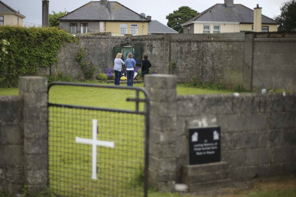 Numerosos restos de bebés en centro católico de madres solteras de Irlanda