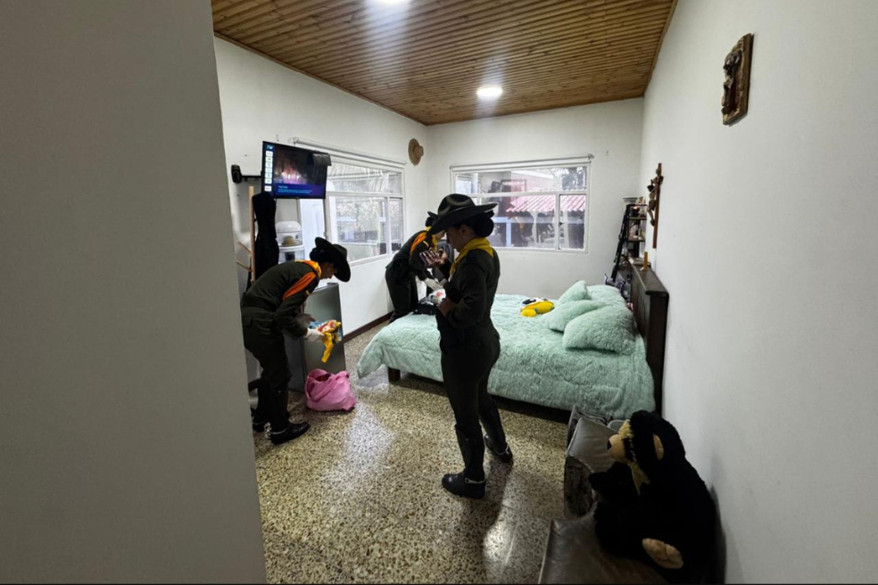 Incautan celular de Epa Colombia durante requisas en celdas de Carabineros en Bogotá.