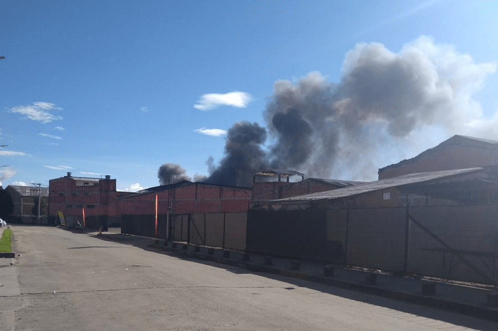 Incendio afecta bodega de Fontibón en Bogotá