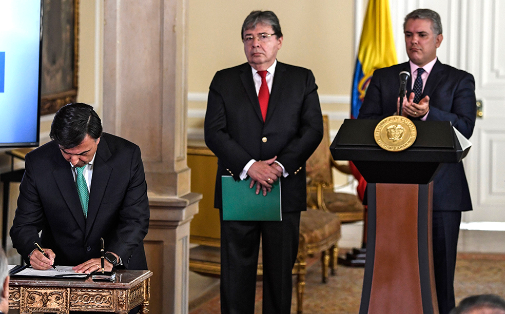 Duque firma resolución que otorga nacionalidad a niños venezolanos nacidos en Colombia