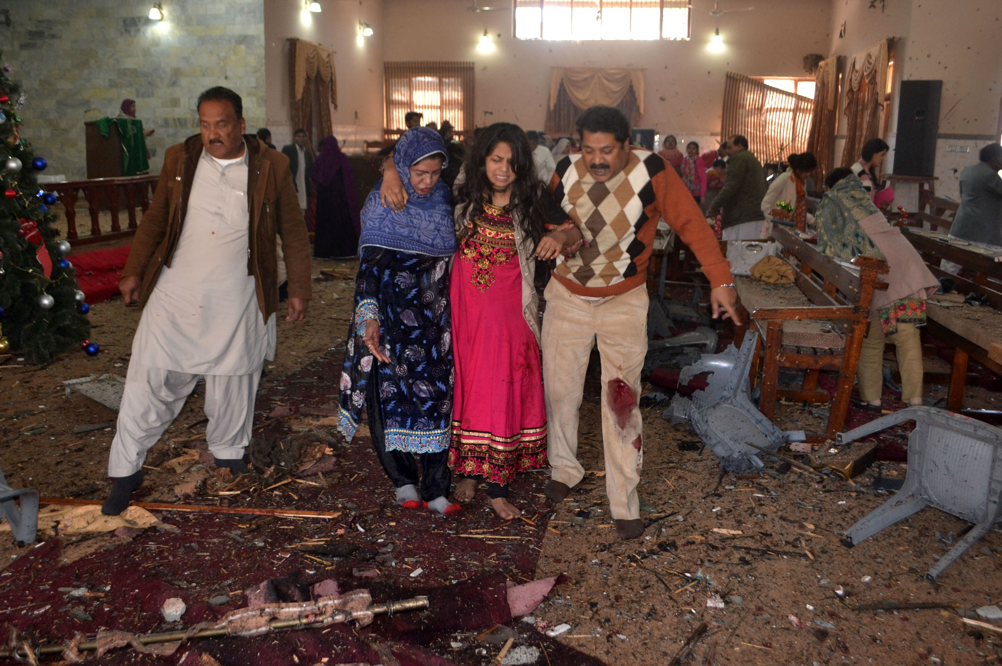 Fotos: Así quedó iglesia de Pakistán atacada por el Estado Islámico