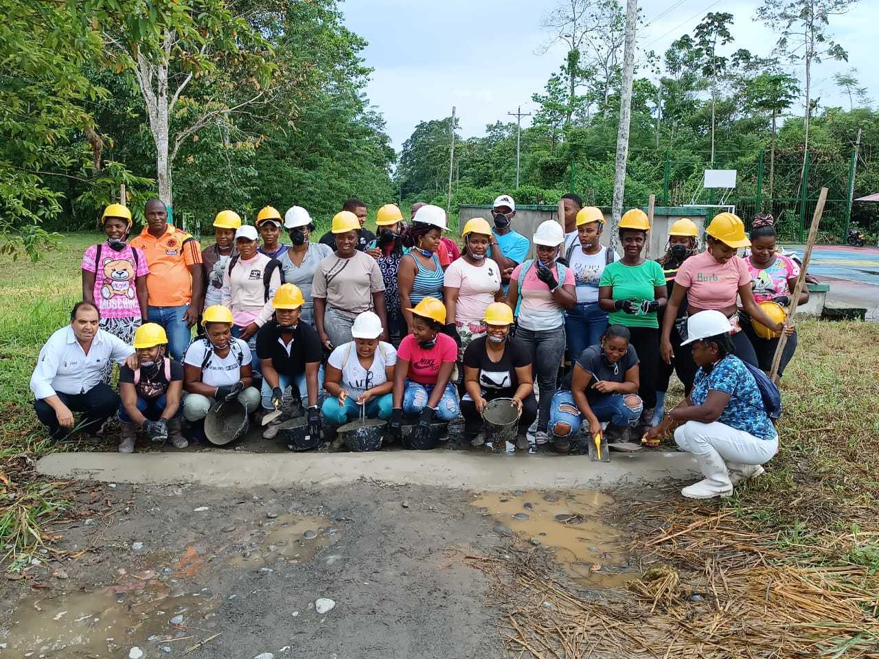 Más de 200 mujeres, certificadas en Putumayo y Caquetá para construir vías terciarias