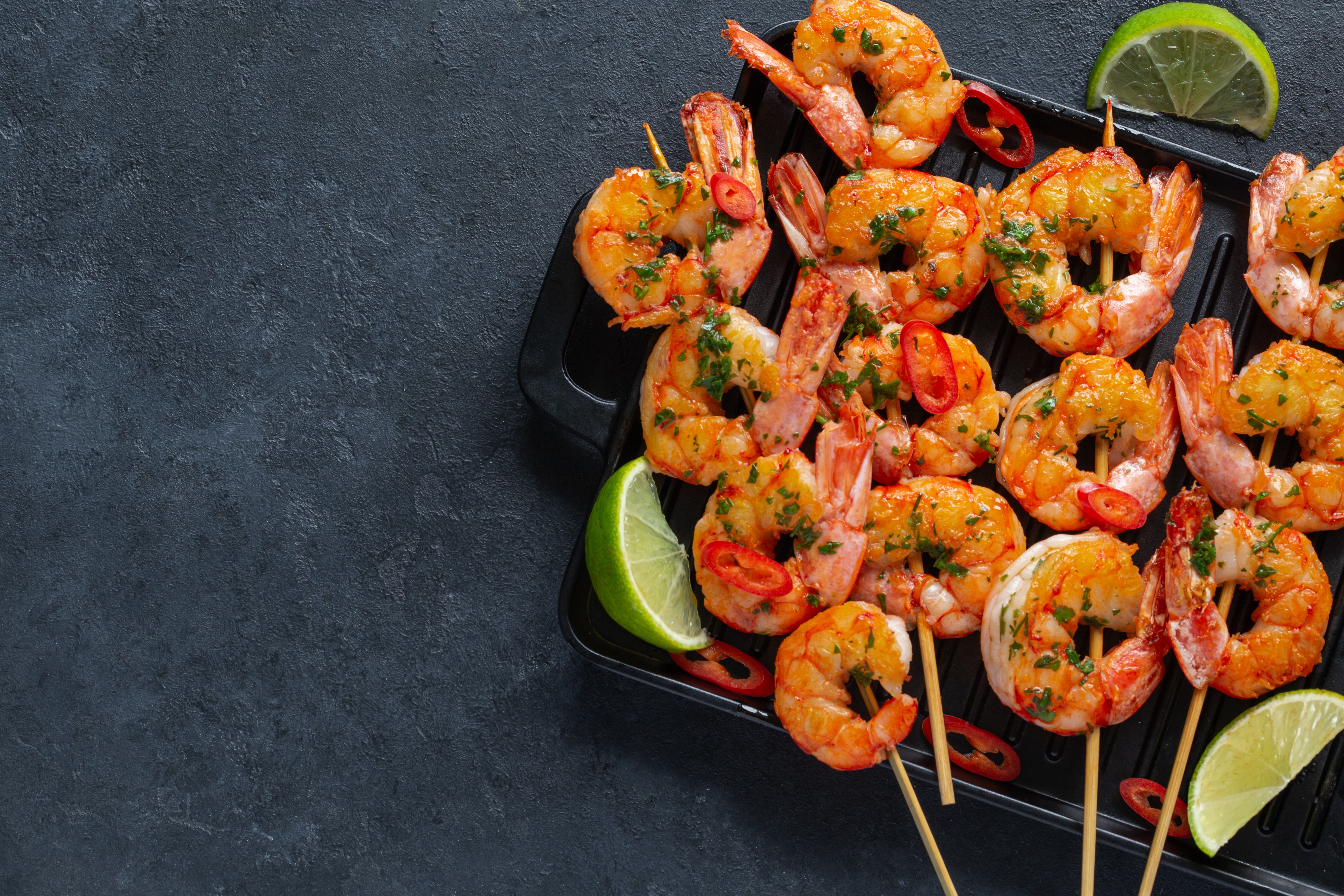 Para empezar la semana: así se hacen estos camarones con tomate y limón