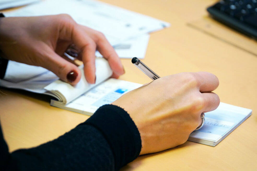 De acuerdo con la investigación, la banda presuntamente hurtaba chequeras, para luego adulterar firmas y conseguir hasta las huellas para cobrar los títulos. 