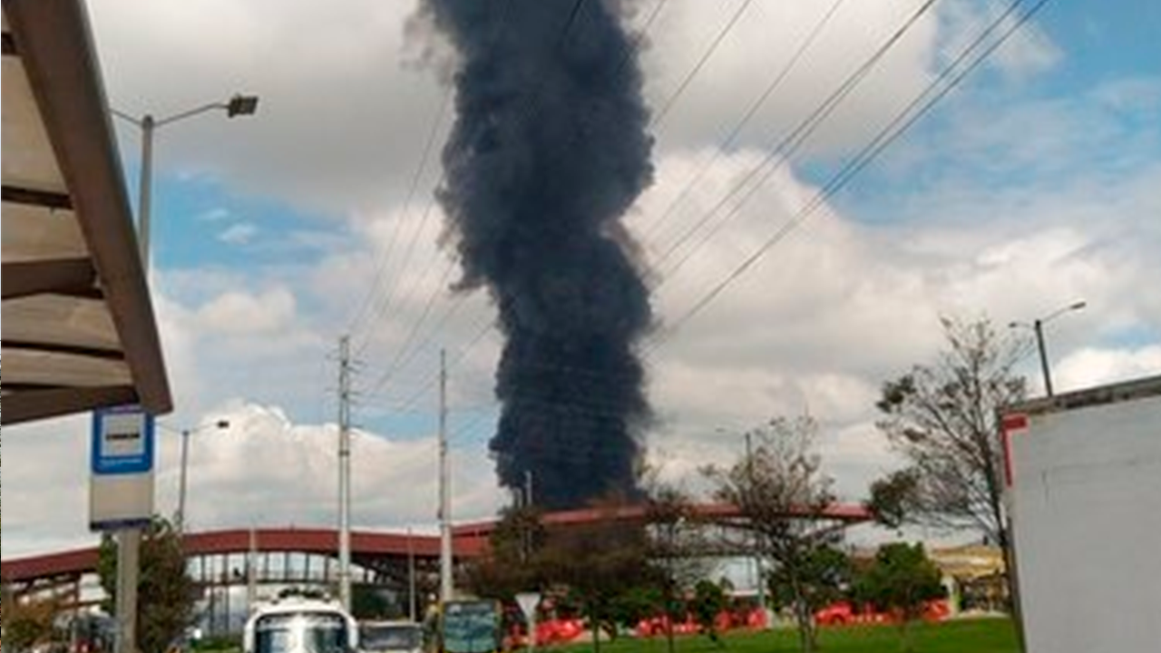 Incendio a las afueras de Bogotá, cerca del Coliseo Live, es atendido por bomberos