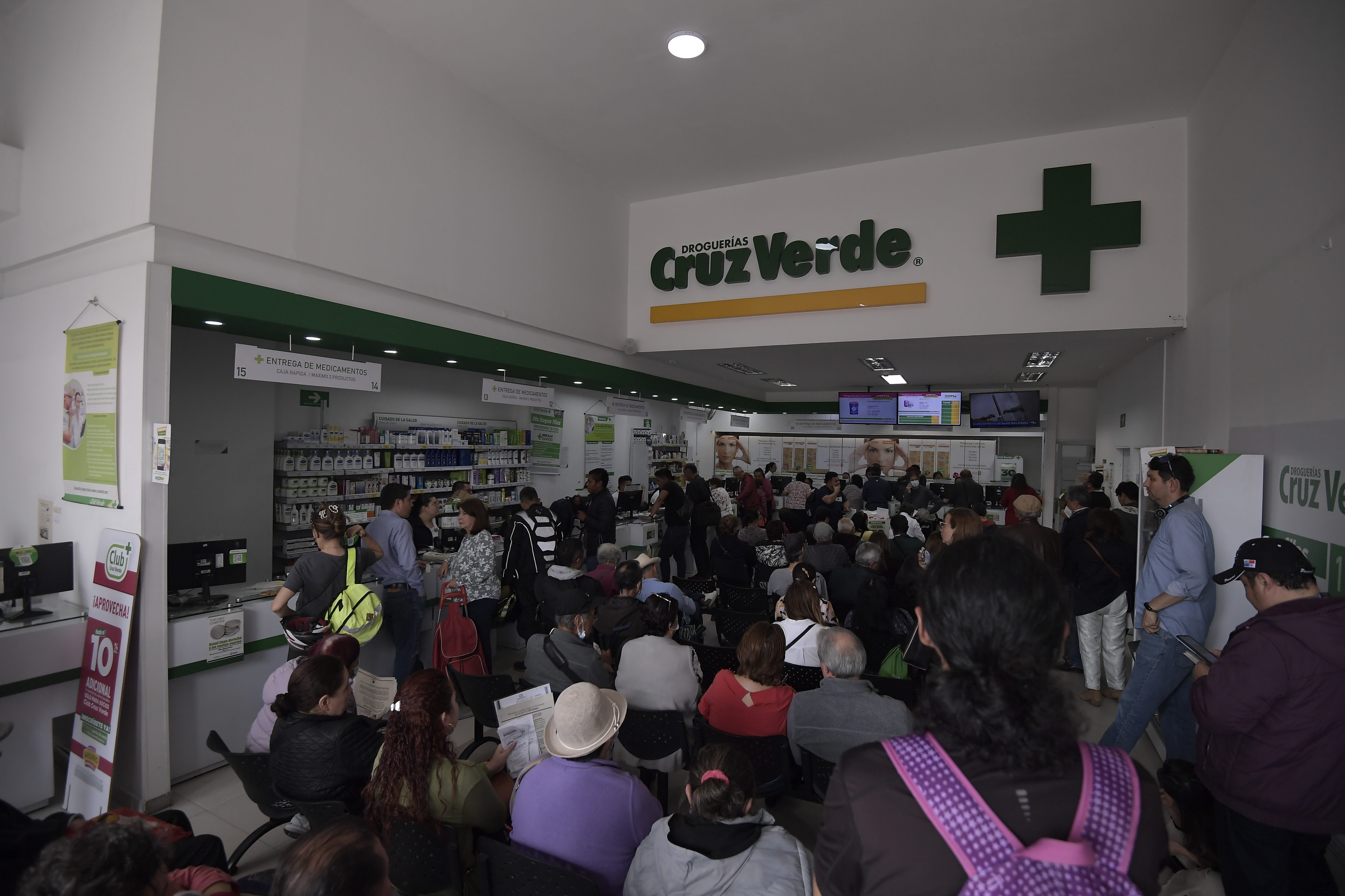 Fachada e instalaciones de esta droguería, una de las encargadas de la entrega de medicamentos de la EPS Sanitas.