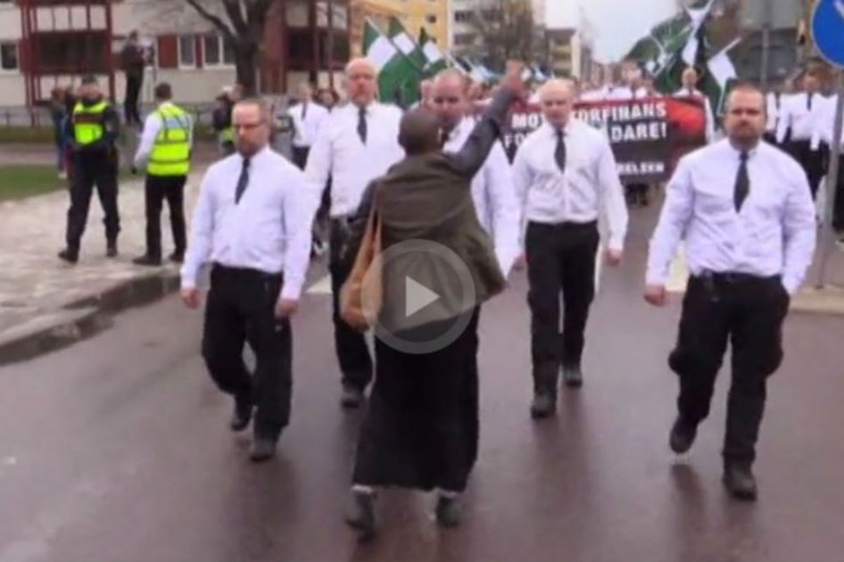 María Teresa Tess se enfrentó a manifestantes de extrema derecha en Suecia. / Captura del video